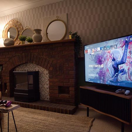 4-Bed Cotswold Getaway With Hot Tub & Gaming Room Churchdown Экстерьер фото