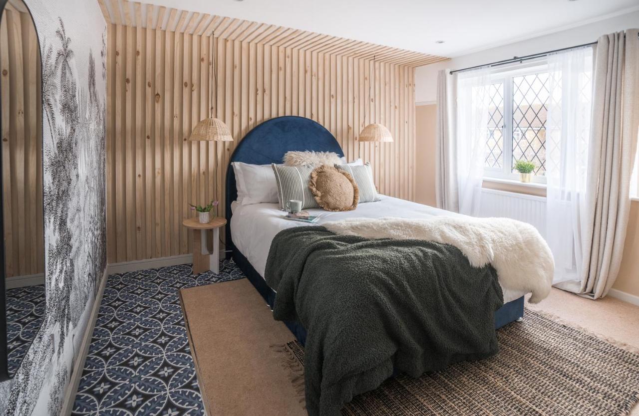 4-Bed Cotswold Getaway With Hot Tub & Gaming Room Churchdown Экстерьер фото