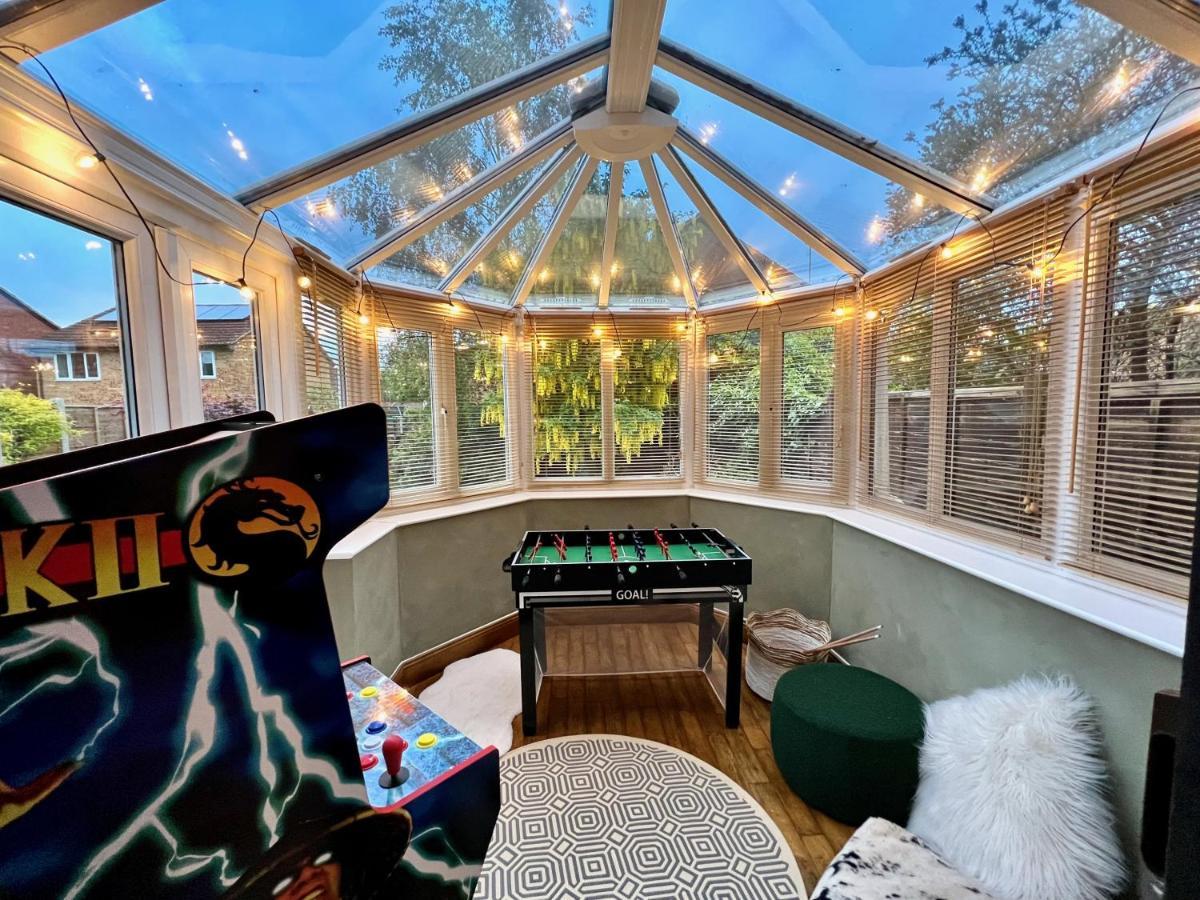 4-Bed Cotswold Getaway With Hot Tub & Gaming Room Churchdown Экстерьер фото