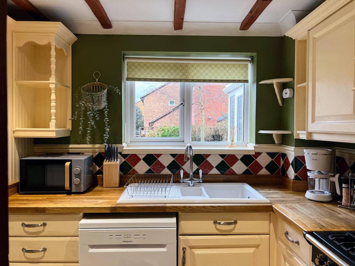 4-Bed Cotswold Getaway With Hot Tub & Gaming Room Churchdown Экстерьер фото