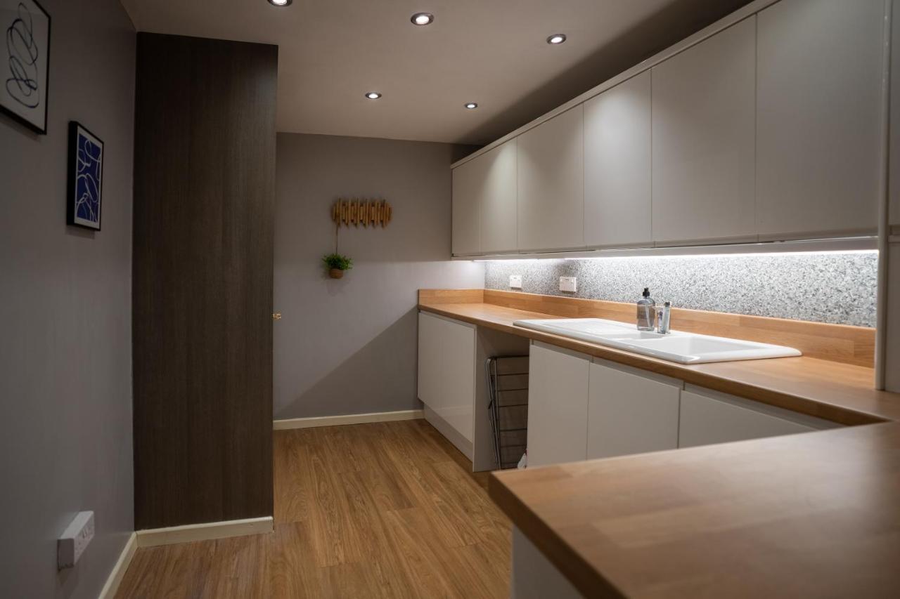 4-Bed Cotswold Getaway With Hot Tub & Gaming Room Churchdown Экстерьер фото