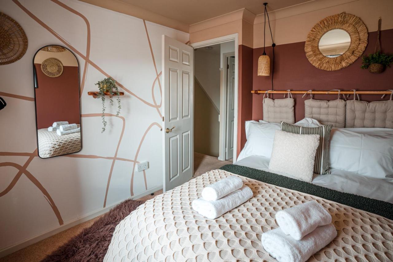 4-Bed Cotswold Getaway With Hot Tub & Gaming Room Churchdown Экстерьер фото