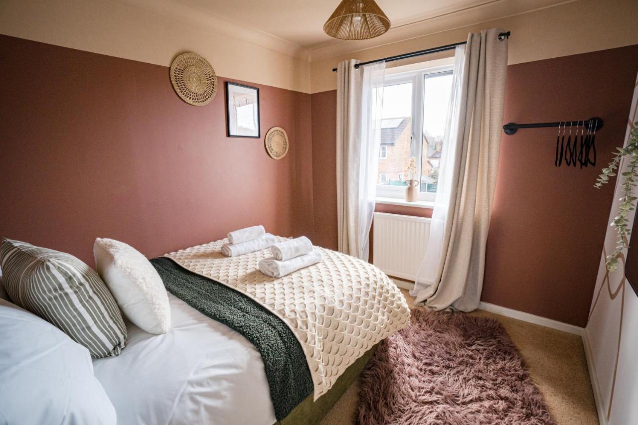 4-Bed Cotswold Getaway With Hot Tub & Gaming Room Churchdown Экстерьер фото