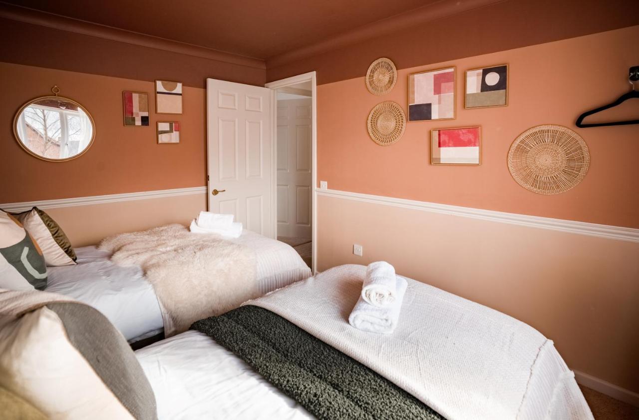 4-Bed Cotswold Getaway With Hot Tub & Gaming Room Churchdown Экстерьер фото