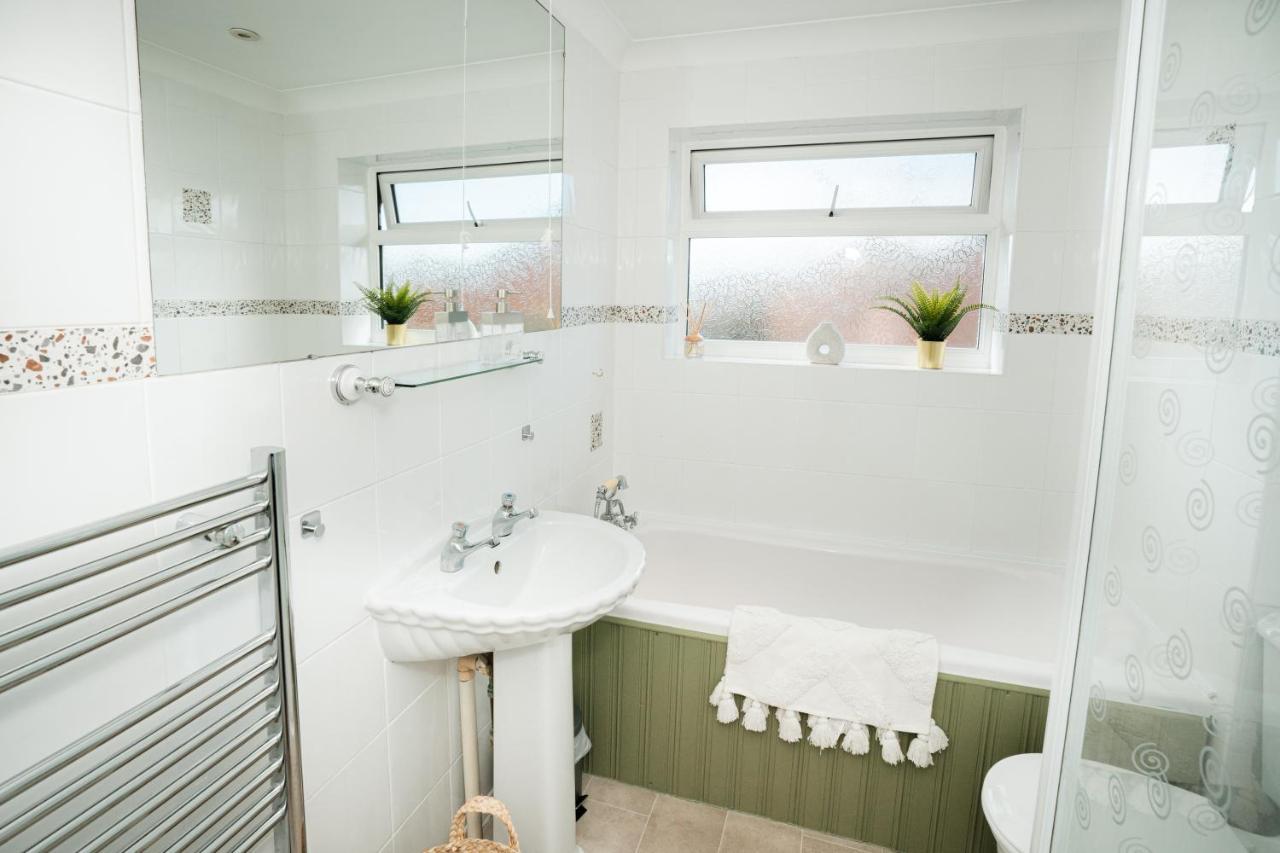 4-Bed Cotswold Getaway With Hot Tub & Gaming Room Churchdown Экстерьер фото