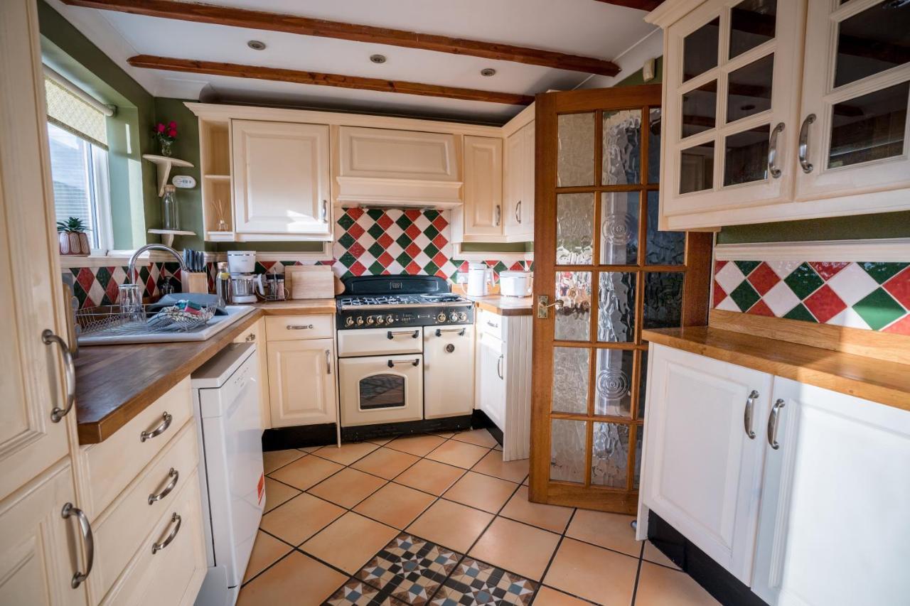 4-Bed Cotswold Getaway With Hot Tub & Gaming Room Churchdown Экстерьер фото