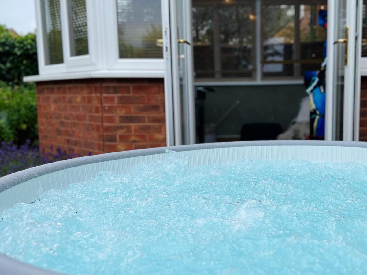 4-Bed Cotswold Getaway With Hot Tub & Gaming Room Churchdown Экстерьер фото