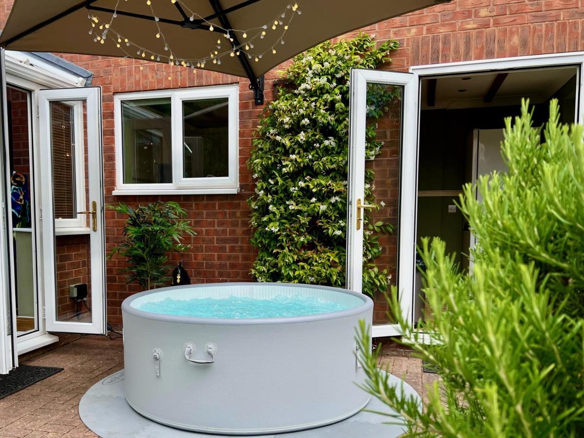 4-Bed Cotswold Getaway With Hot Tub & Gaming Room Churchdown Экстерьер фото